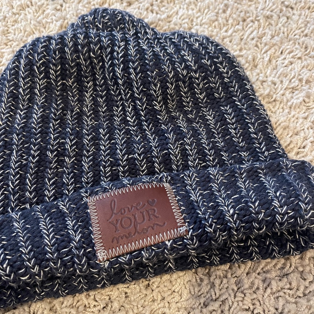 Love your melon signature beanie. Barely worn!!